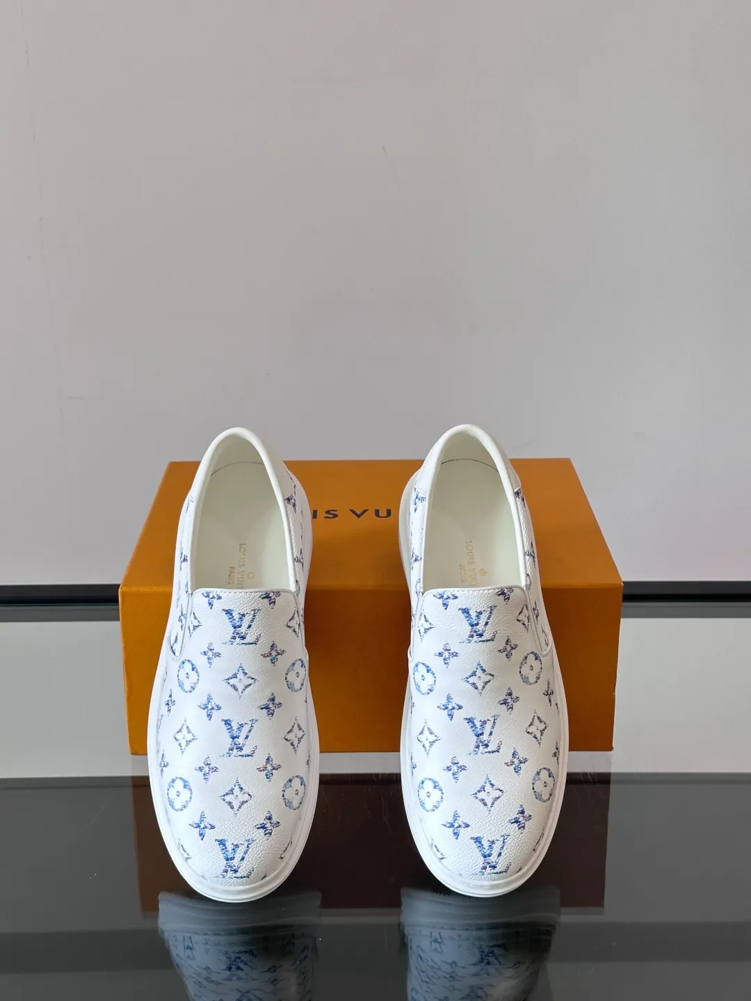 Men's shoes 💰p360 "LOUIS VUITTO＊" Classic presbyopic slip-on loafers are made of classic Damier Gra men's shoes 💰phite canvas, with LV logo embellishment on the shoe body, leather straps decorated with LV metal logo buckles, smooth calf leather trim, and Monogram flower rubber outsole, full of youthful vitality and elegance. Blake craftsmanship and hand-stitched uppers cleverly establish recognition, and the standard sheepskin lining provides a comfortable and soft foot feel! Size: 38-44
